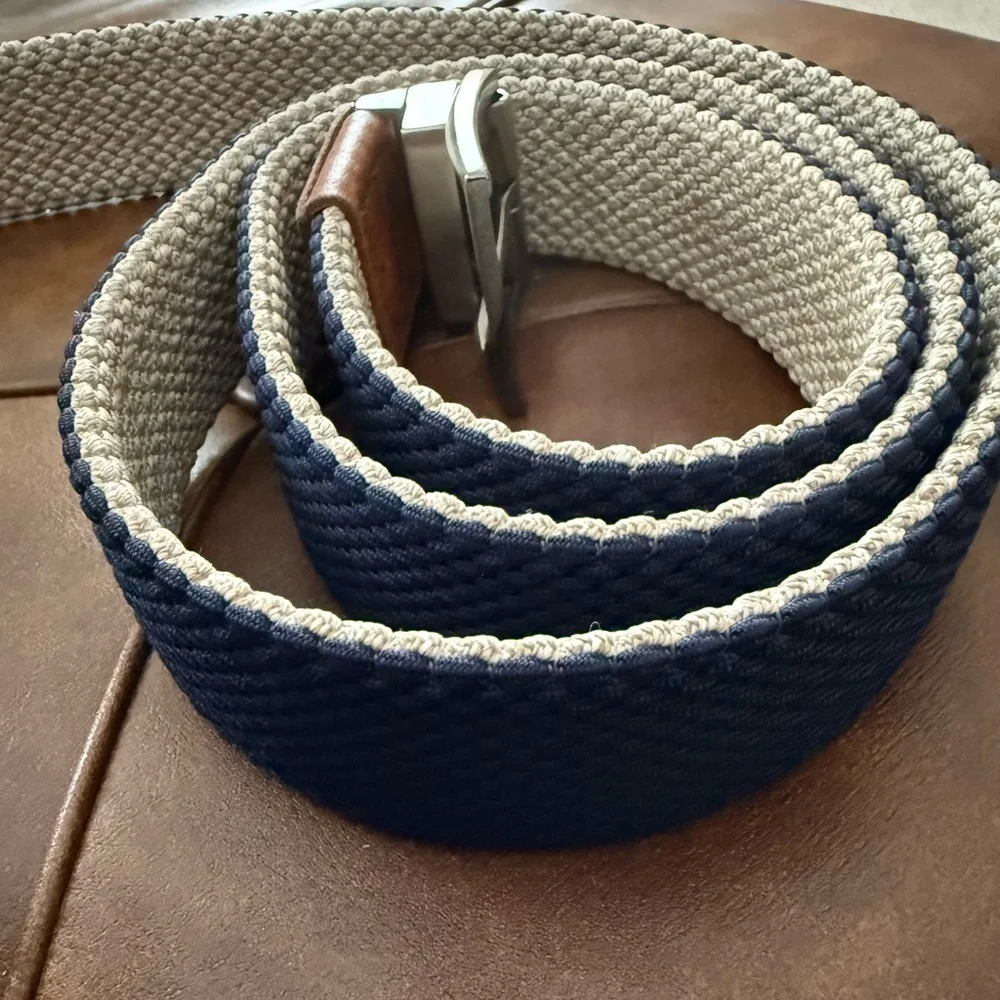 Tommy Bahama tan & navy reversible stretch belt sz large/XL like-new condition